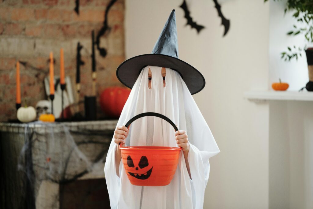 10 Simple and Stylish Halloween Decoration Ideas You Can DIY 1 Halloween decoration ideas indoor